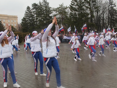 Вторую годовщину возвращения Крыма шахтинская молодёжь отметила танцами под дождём