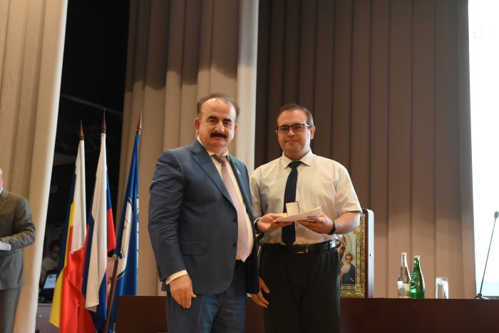 Профессор Шахтинского вуза стал почётным работником сферы образования
