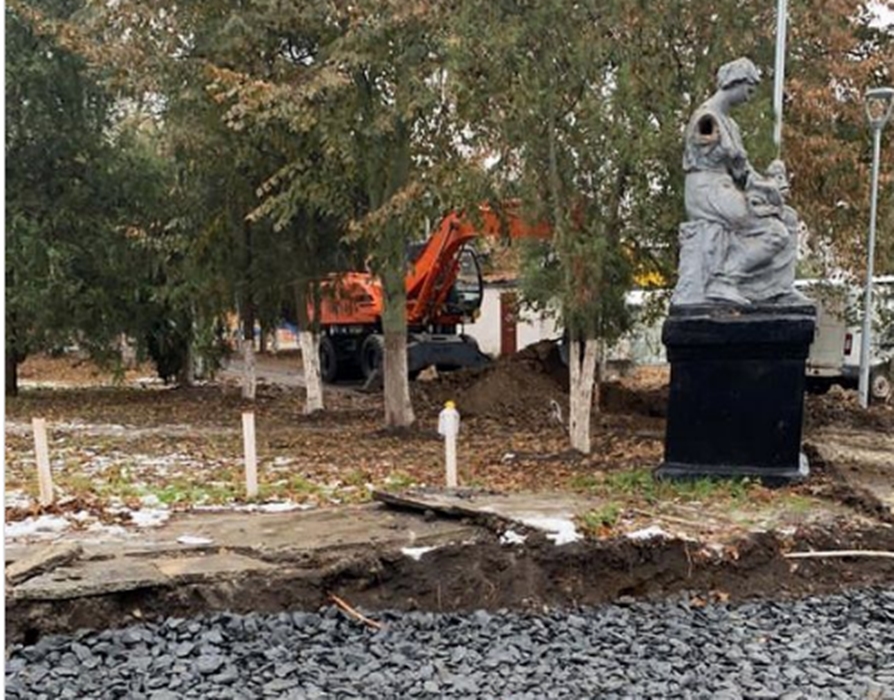 В Александровском парке приступили к установке сухого фонтана