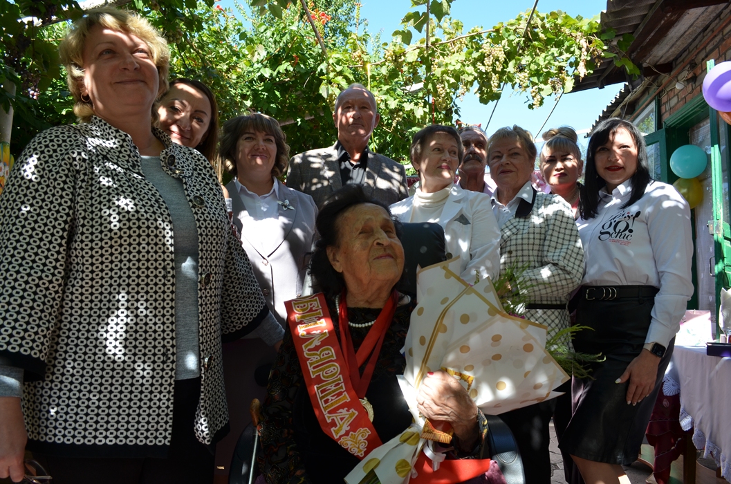 Надежду Николаевну Макарову поздравили со 100-летним юбилеем