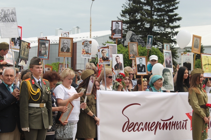 Течет река бессмертного полка по улицам проспектам. Течёт река Бессмертного полка. Течет река Бессмертного полка картинки.