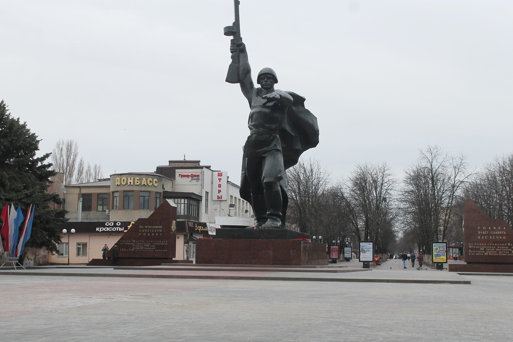 Памятник солдату город. Город Шахты Ростовской области памятник солдату освободителю. Памятник солдату в городе Шахты. Солдат освободитель Шахты. Город Шахты солдат.