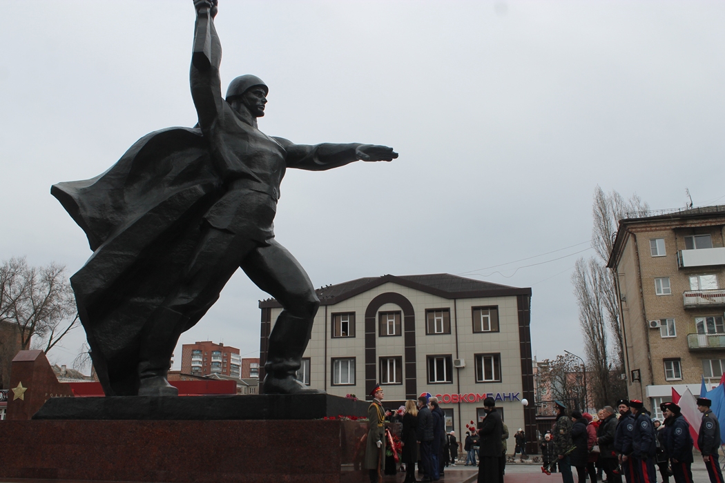 Памятник солдату город. Памятник солдату-освободителю Шахты. Город Шахты памятник солдату освободителю. Город Шахты солдат. Площадь солдата Шахты.