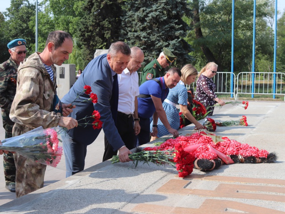 Новости шахты. Мемориальные комплексы в городах. День ВДВ информация. День ВДВ Шахты 2022. Памятный мемориал курсантам.