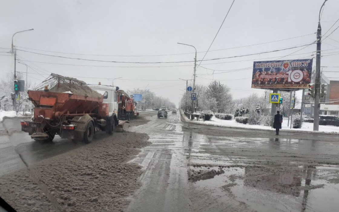 Шахтинские власти сообщили о расчистке дорог и тротуаров от снега