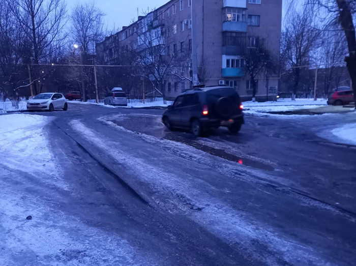 Автомобилисты не рады, прохожие - скользят