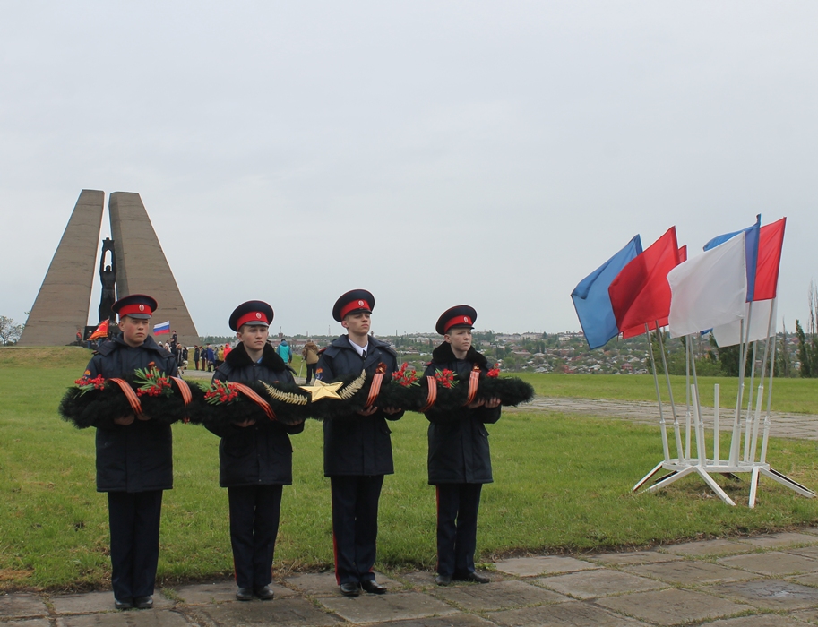 В День Победы шахтинцы несут цветы к мемориалам