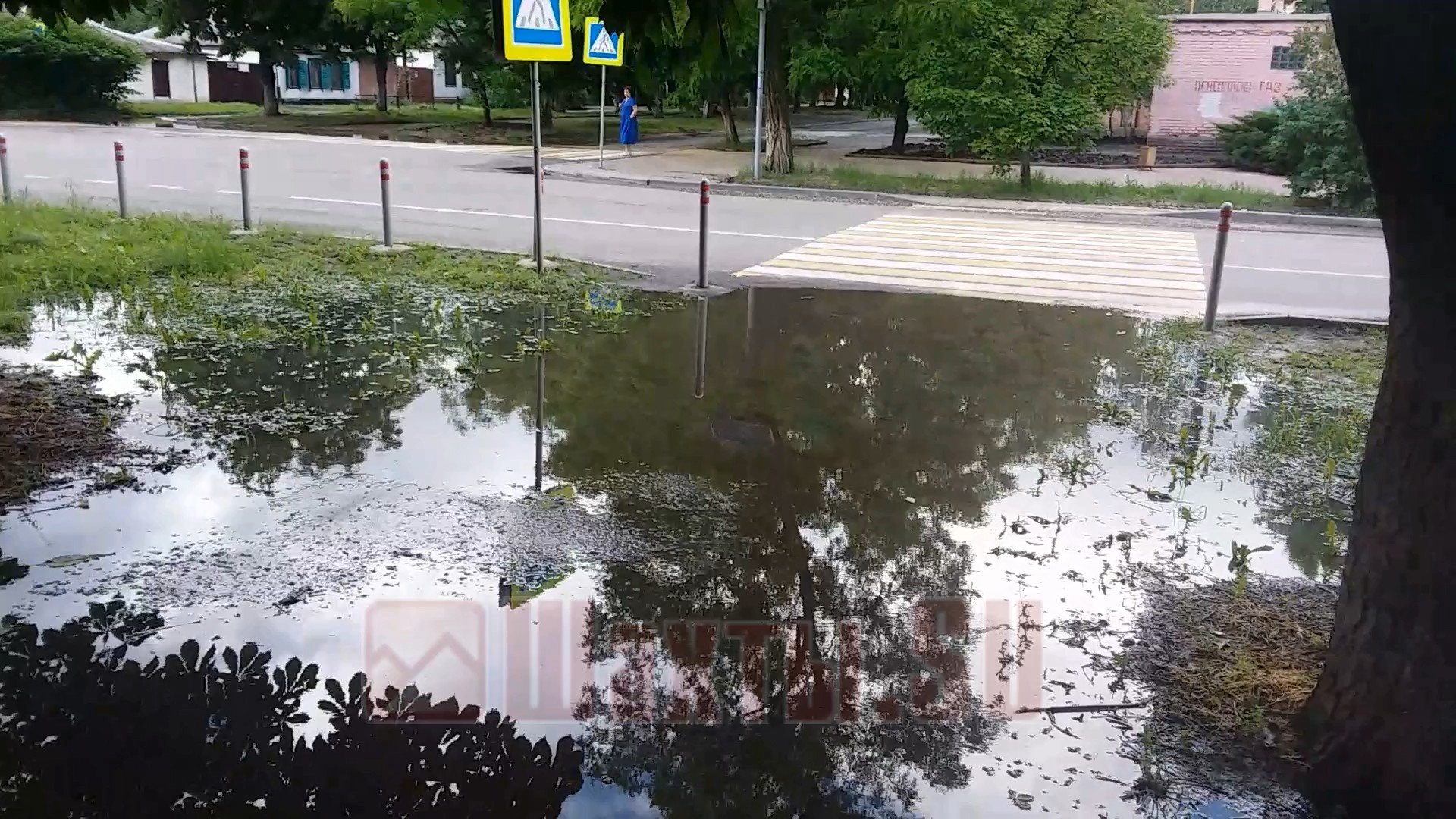 Наводнение в городе ош. Пешеходный переход. Потоп в городе. Затопленные Шахты. Пешеходная улица.