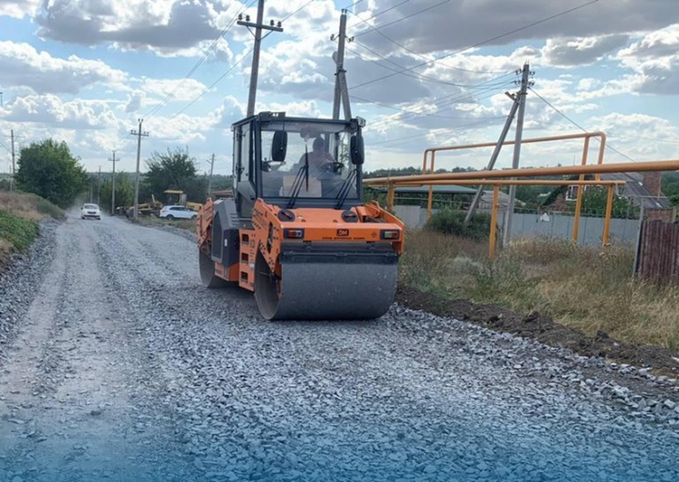 Культурный Уголок засыпают щебёнкой, а на Баранайской асфальтируют тротуар