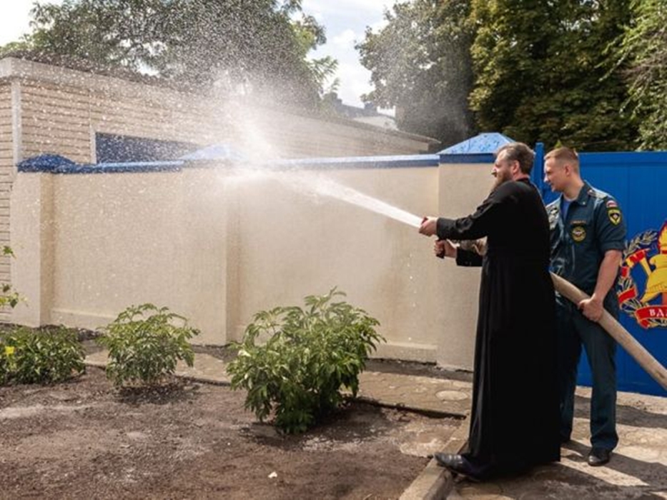 С божией помощью и с брандспойтом в руках