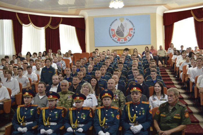 Шахтинские студенты задавали вопросы участникам СВО