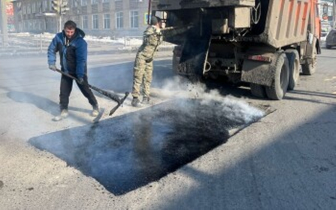 Асфальтируют ямы, несмотря на мороз